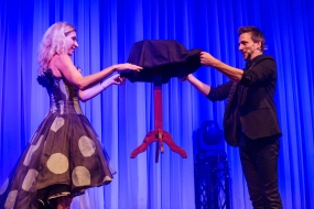 Als Zauberer mache ich auch Zaubertricks mit Zuschauern in Berlin oder Unlingen. Als Zauberer mache ich auch Zaubertricks mit Zuschauern in Berlin oder Unlingen.